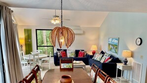 Un coin repas avec une table en bois, des chaises et un élément décoratif central.