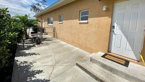 Exterior - Great location! Close to everything! Room with private entrance and own patio….. (Fort Myers)