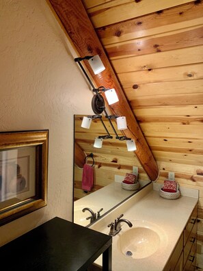 Suihkun ja ammeen yhdistelmä, hiustenkuivaaja, pyyhkeet, saippua