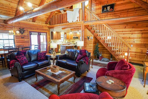 Luxury Log Cabin Living!New Kitchen, Kid & Pet Friendly, Ski & Winter Fun!