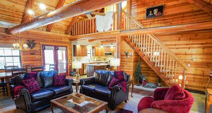Luxury Log Cabin Living!New Kitchen, Kid & Pet Friendly, Ski & Winter Fun!