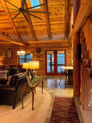Luxury Log Cabin Living! AC, Kid & Pet Friendly, Fishing, Hiking, Golf