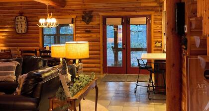 Luxury Log Cabin Living! AC, Kid & Pet Friendly, Fishing, Hiking, Golf
