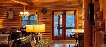 Luxury Log Cabin Living! AC, Kid & Pet Friendly, Fishing, Hiking, Golf