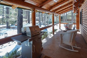 Terrace/patio - Luxury Log Cabin Living! AC, Kid & Pet Friendly, Fishing, Hiking, Golf (Pinetop)