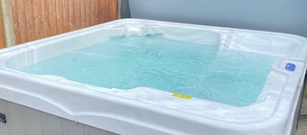 Group Retreat Sleeps 28 Hottub Pool Table