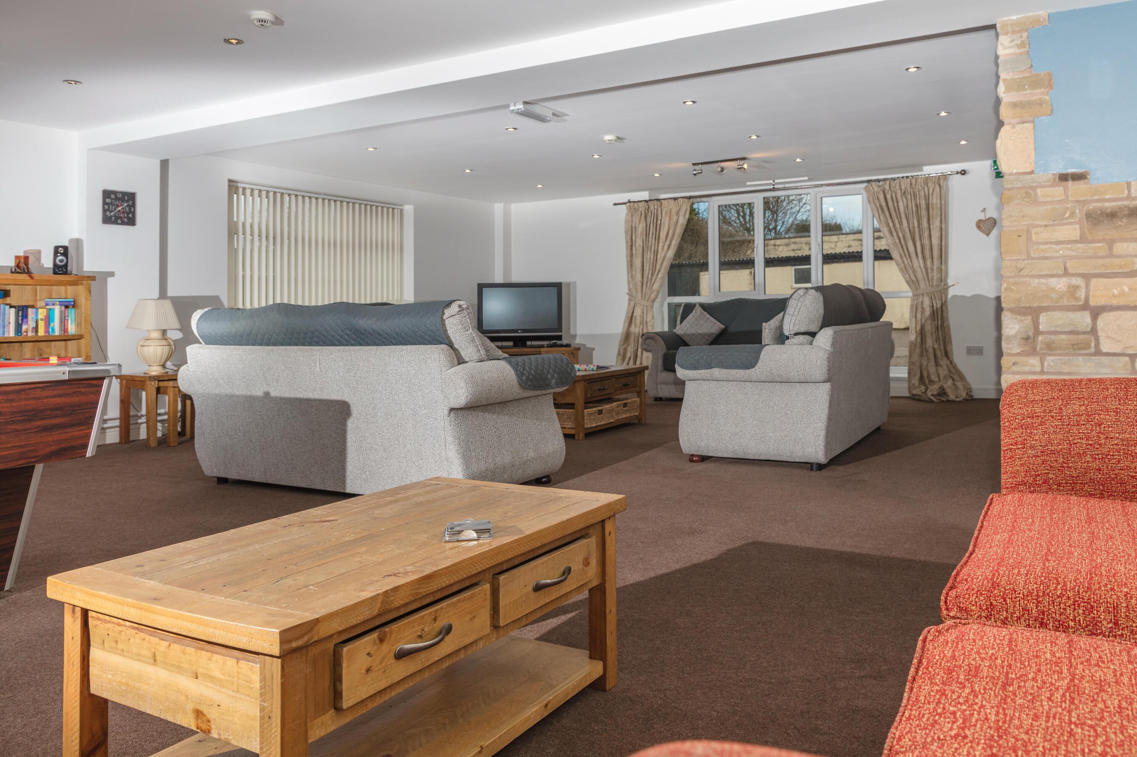 Télévision, cheminée, console de jeux vidéo, lecteur de DVD