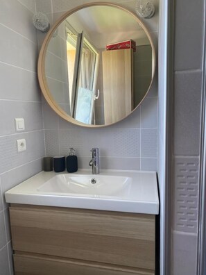 Douche, sèche-cheveux, serviettes fournies, papier toilette