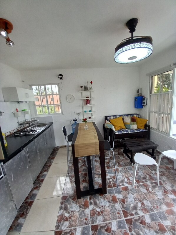 Réfrigérateur, un four, cafetiÚre-théiÚre, bouilloire électrique