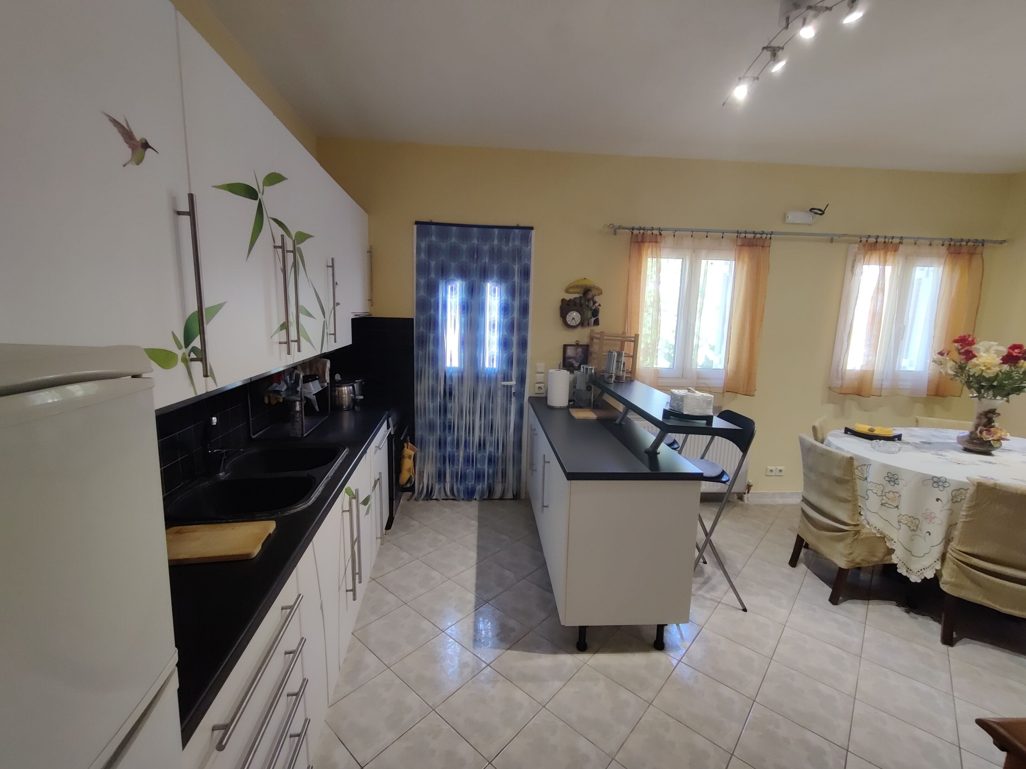 Geladeira, micro-ondas, fogão, cooktop