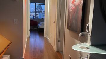 2 bedrooms, desk, WiFi, bed sheets