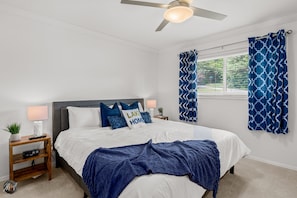 4 bedrooms, desk, iron/ironing board, travel crib - Lakefront Home w/ Private Dock & MTB Trails Minutes from Bentonville (Bella Vista)