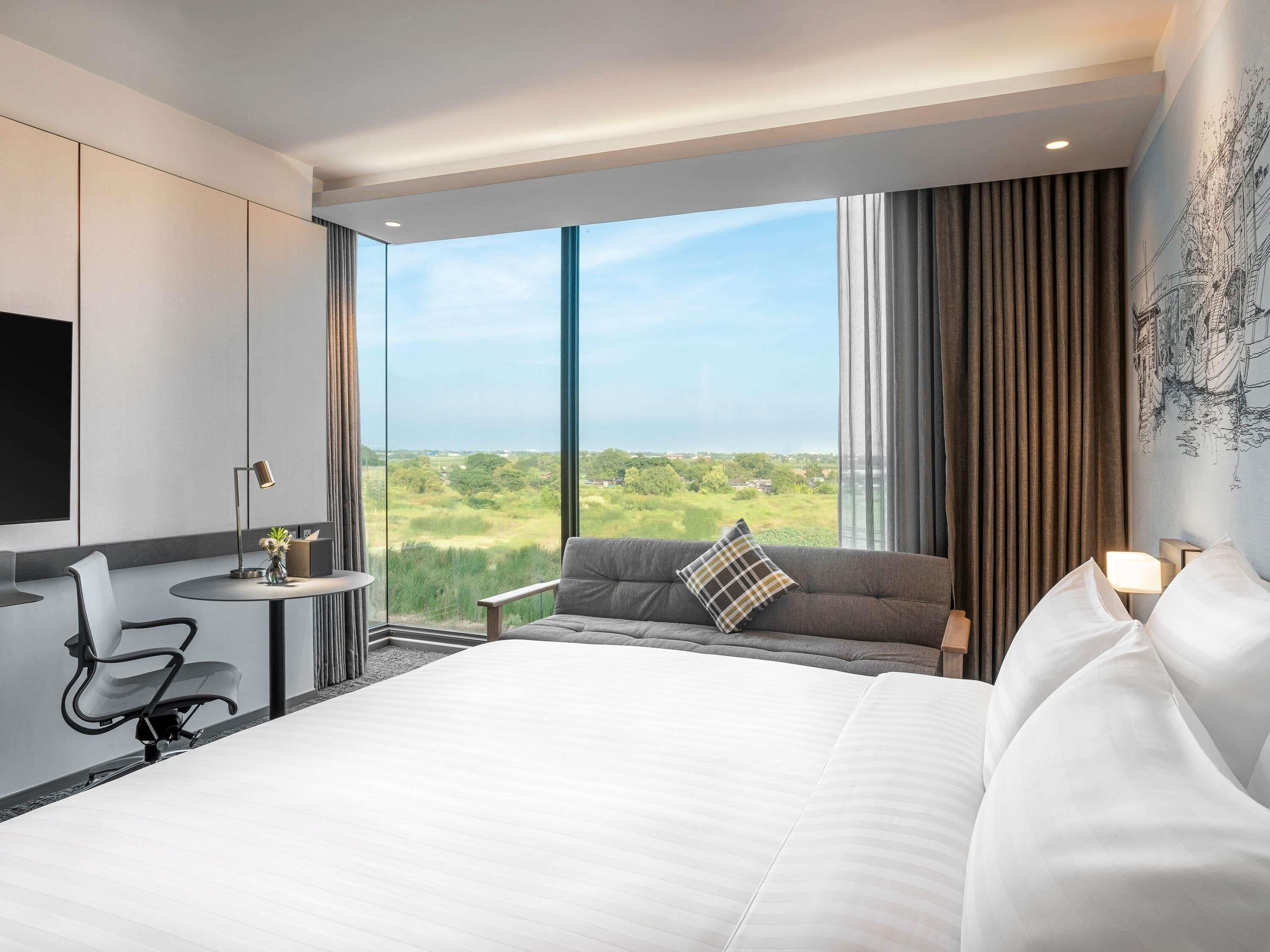 Deluxe Room, 1 King Bed, Corner | Minibar, desk, laptop workspace, soundproofing
