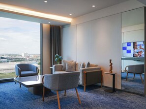 Minibar, escritorio y espacio para trabajar con laptop 