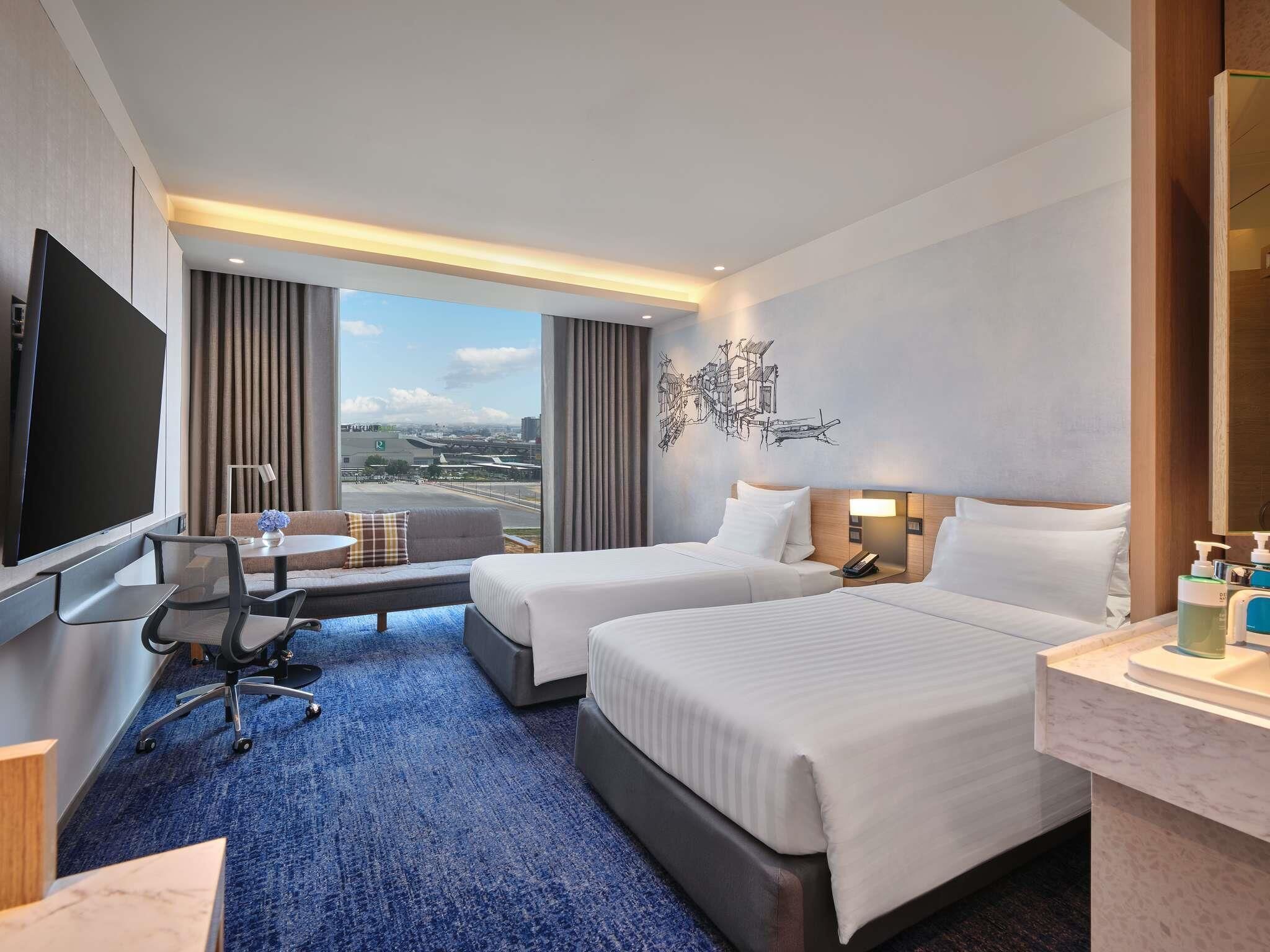 Minibaari, työpöytä, kannettavalle tietokoneelle sopiva työtila