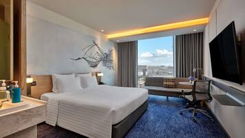 Deluxe Room, 1 Katil Raja (King) | Bar mini, meja, ruang kerja komputer riba, kalis bunyi