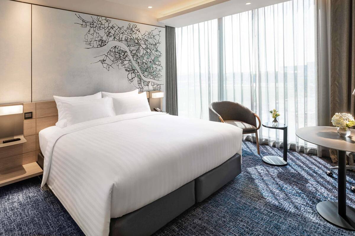 Executive Suite, 1 King Bed | Minibar, desk, laptop workspace, soundproofing