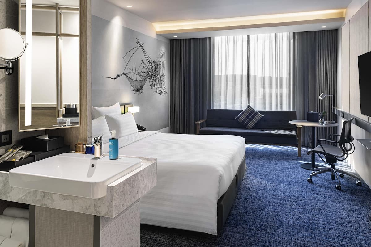 Superior Room, 1 King Bed | Minibar, desk, laptop workspace, soundproofing
