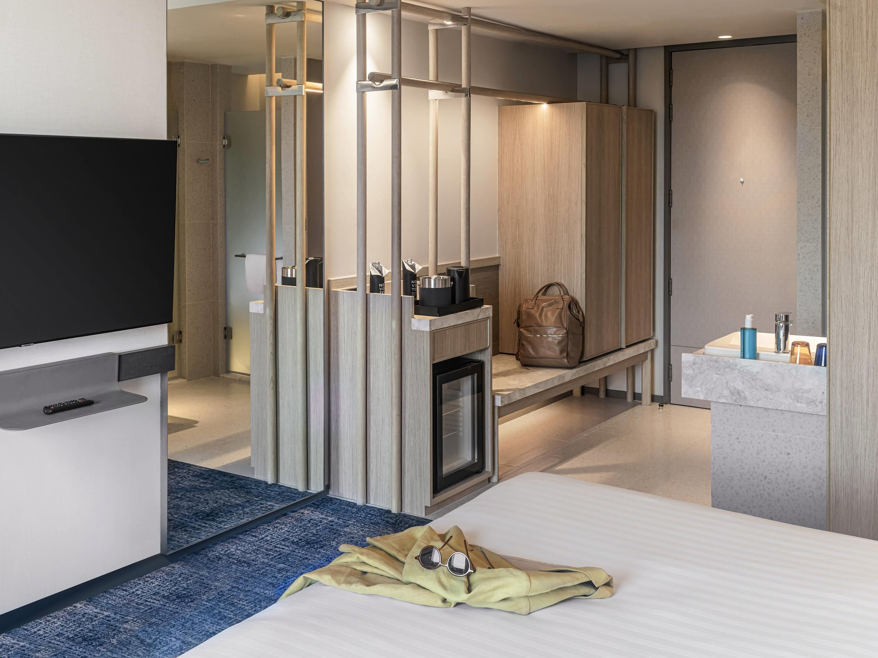 Een minibar, een bureau, een laptopwerkplek, geluiddichte muren