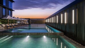 Outdoor pool, pool umbrellas, sun loungers - Novotel Bangkok Future Park Rangsit (Thanyaburi)