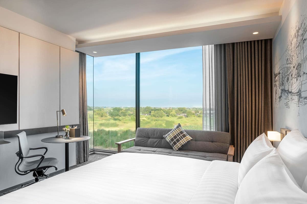 Deluxe Room, 1 King Bed, Corner | Minibar, desk, laptop workspace, soundproofing