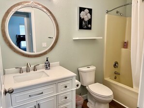 Combined shower/tub, jetted tub, hair dryer, towels