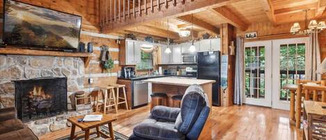 Televisión, chimenea y oficina