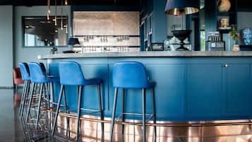 2 quầy bar/khu lounge, cocktail bar