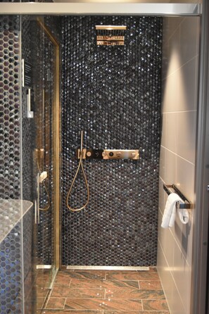 Suite with private Sauna | Phòng tắm | Buồng tắm vòi sen, vòi sen phun mưa 