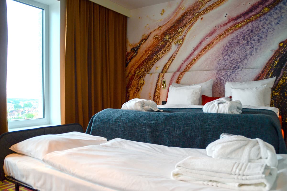 Premium room with extra bed | 1 dormitorio, caja fuerte, escritorio y cortinas opacas