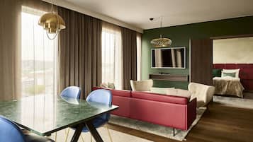 Suite with private Sauna | Pengeskab på værelset, skrivebord, mørklægningsgardiner, lydisolering