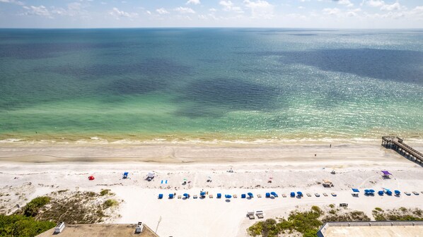 Plage, chaises longues