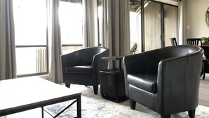 Een moderne woonkamer met een bank, een salontafel en een eettafel.