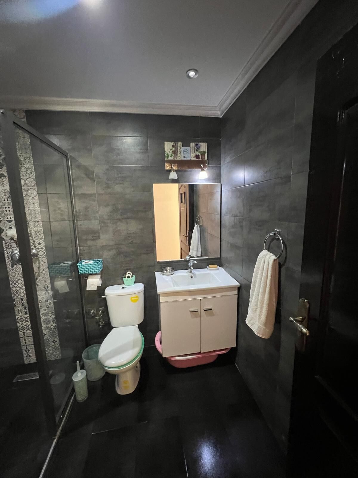 Douche, sèche-cheveux, serviettes fournies, savon