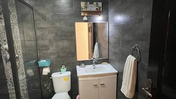 Douche, sèche-cheveux, serviettes fournies, savon