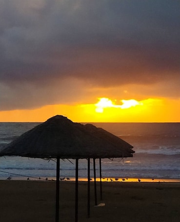 Beach nearby. Tres BEL Appartement Avec Piscine ET Parking A 10 MIN DE LA Plage D Agadir