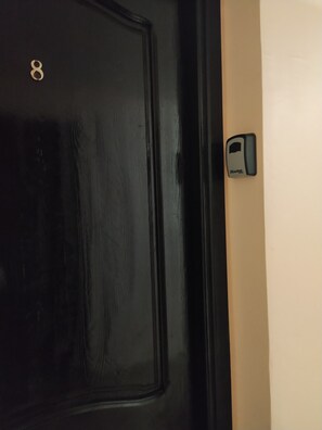 A black door with a number '8' and a doorbell on the right. - Tres BEL Appartement Avec Piscine ET Parking A 10 MIN DE LA Plage D Agadir (Agadir)