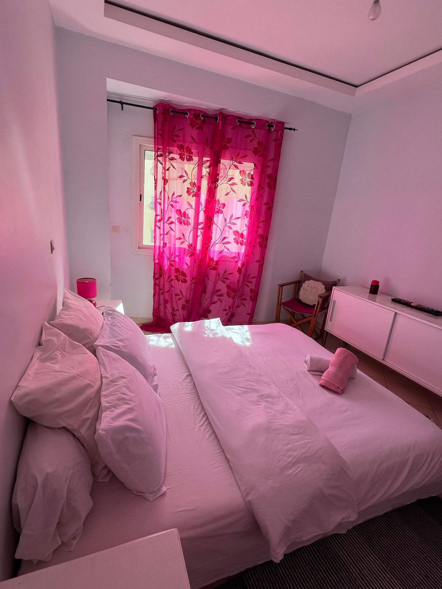 2 makuuhuonetta, tallelokero huoneessa, silitysrauta/-lauta