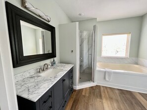 シャワー付き浴槽、ジェットバス、ヘアドライヤー、タオル