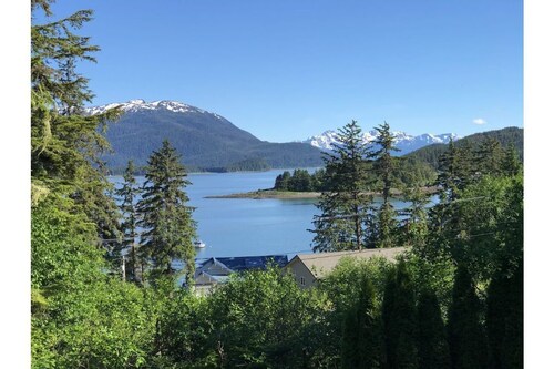 Auke Bay Chalet~ Ocean views, Hot tub, Sauna, outdoor entertainment, & fire pit!
