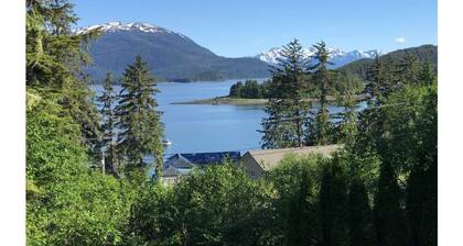Auke Bay Chalet~ Ocean views, Hot tub, Sauna, outdoor entertainment, & fire pit!