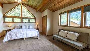 4 slaapkamers, een bureau, een strijkplank/strijkijzer, reisbedje