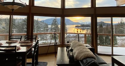 Auke Bay Chalet~ Ocean views, Hot tub, Sauna, outdoor entertainment, & fire pit!