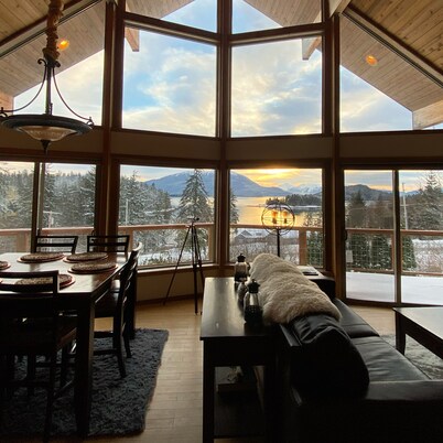 Auke Bay Chalet~ Ocean views, Hot tub, Sauna, outdoor entertainment, & fire pit!