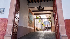 The entrance to "Casa Graciela" hotel boutique with a tiled roof and a gate. - Casa Graciela Hotel Pátzcuaro (Patzcuaro)