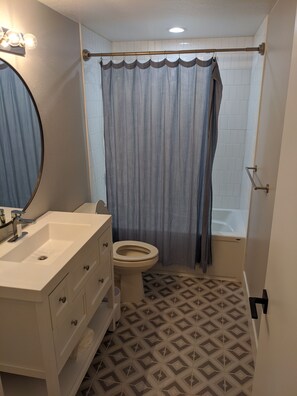 Combined shower/bathtub, towels, soap, shampoo - Newly Renovated In-Town Whitefish Townhome w/ Pool. Between Downtown & Ski Hill. (Whitefish)