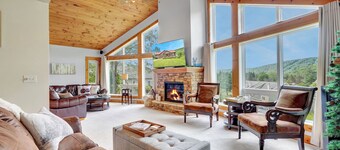 Redroof Ellicottville Chalet, Sauna, 8' ft hot tub and the best views!