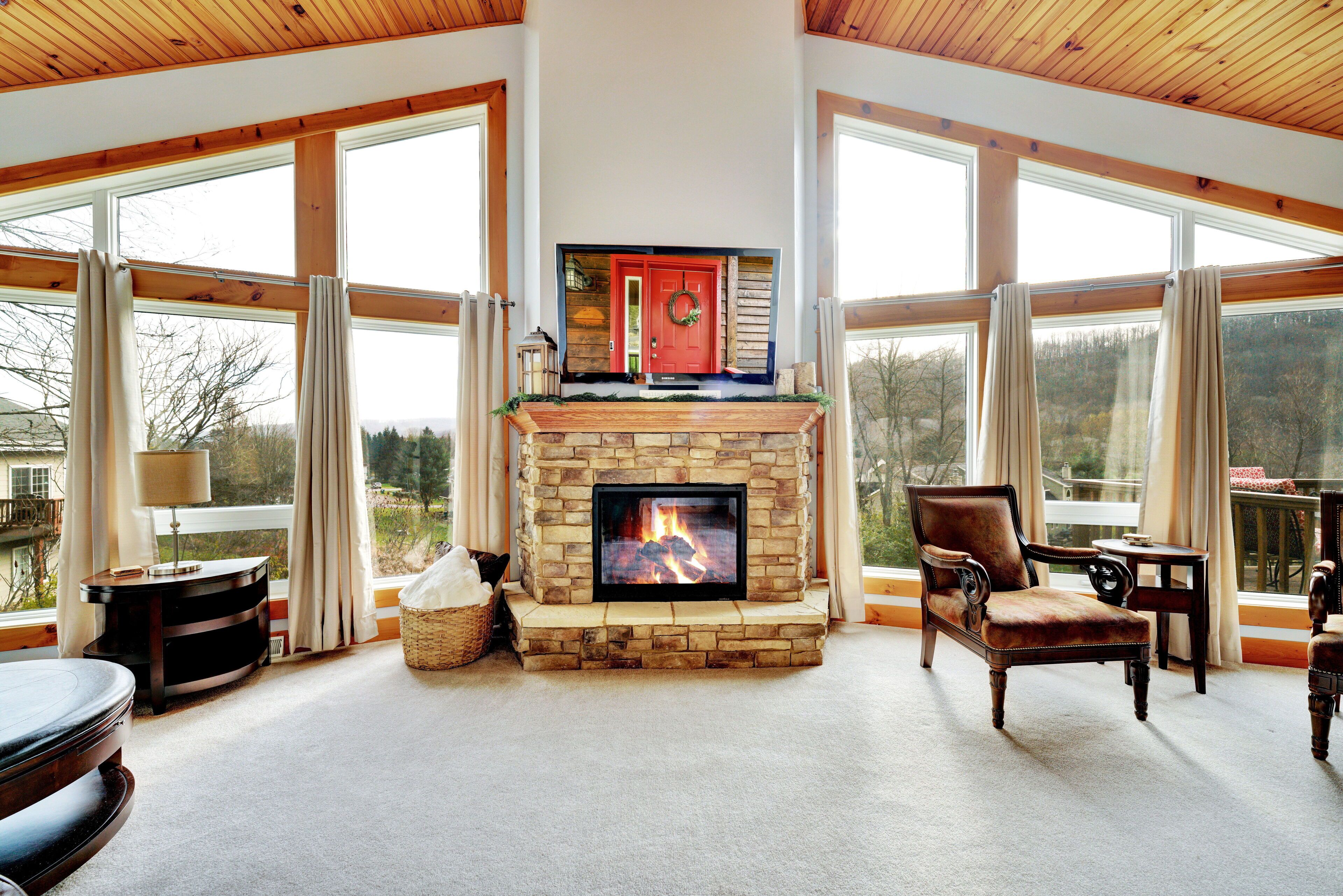 Large Updated Chalet! Mountain views, 8' Hot Tub, Sauna, Fire Pit, AC.