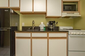 Fridge, microwave, oven, stovetop - Boardwalk 539 & 540 (Myrtle Beach)