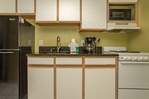 Fridge, microwave, oven, stovetop - Boardwalk 539 (Myrtle Beach)